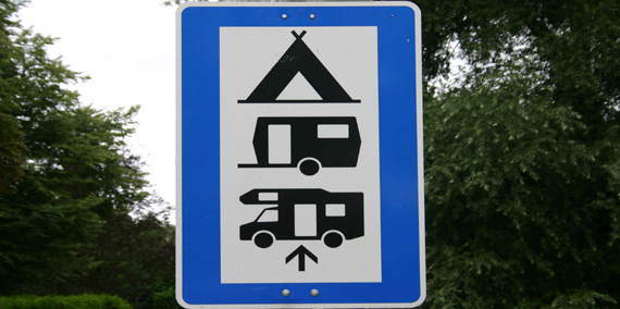 Straßenschild Camping, © Chiemsee Camping